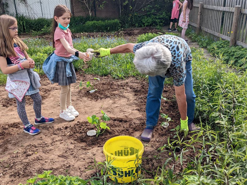 Schüler im Schulgarten der Grundschule Hardt
