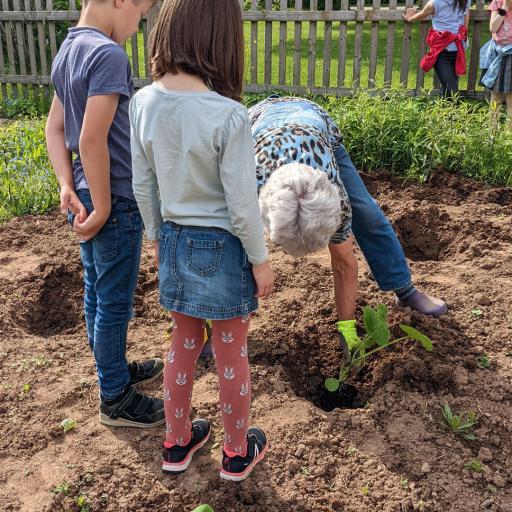 Schüler im Schulgarten der Grundschule Hardt