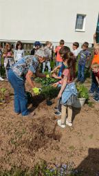 Schüler im Schulgarten der Grundschule Hardt