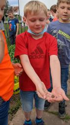 Schüler mit Maikäfer auf der Hand