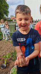 Schüler mit Maikäfer auf der Hand