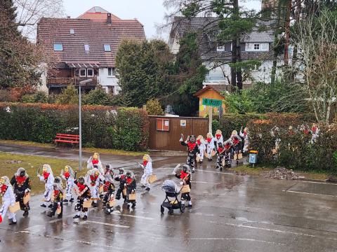 Hardter Katzen-Narren laufen über den Schulhof